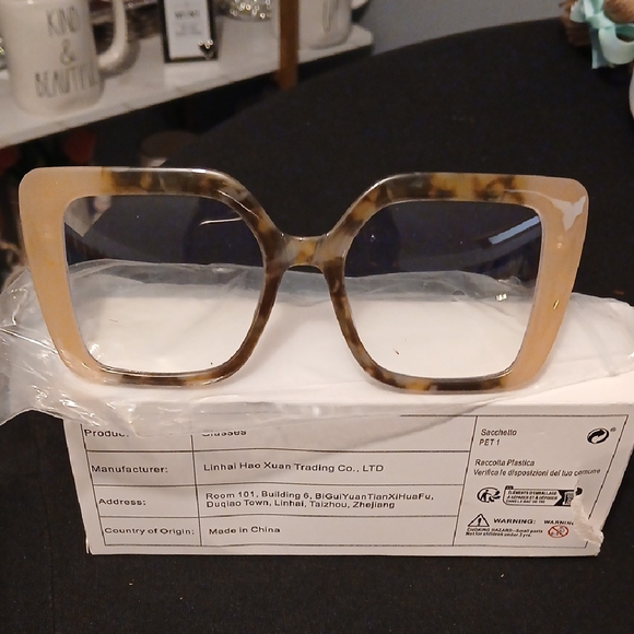 None Accessories - Elegant Tortoise Shell Women's Glasses